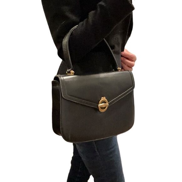 Classic vintage design in leather with gold-tone hardware - Picture 5 of 13